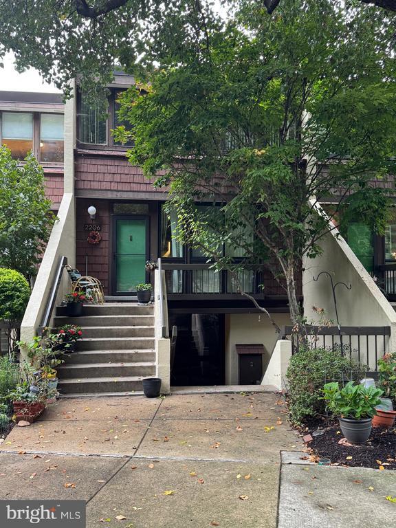 Building Photo - 2204 S Quincy St