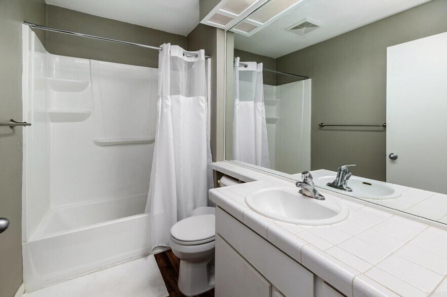 Building Photo - 155 Rosebay Dr