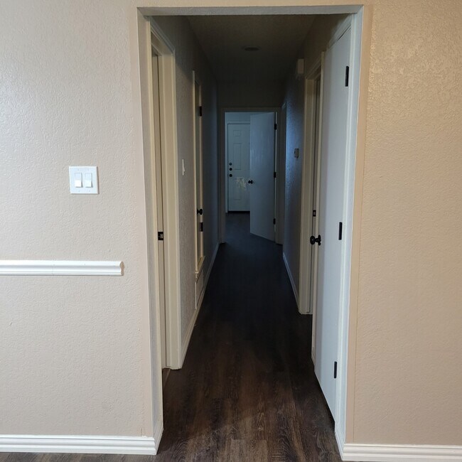 Building Photo - 4103 Fossil Ridge Dr