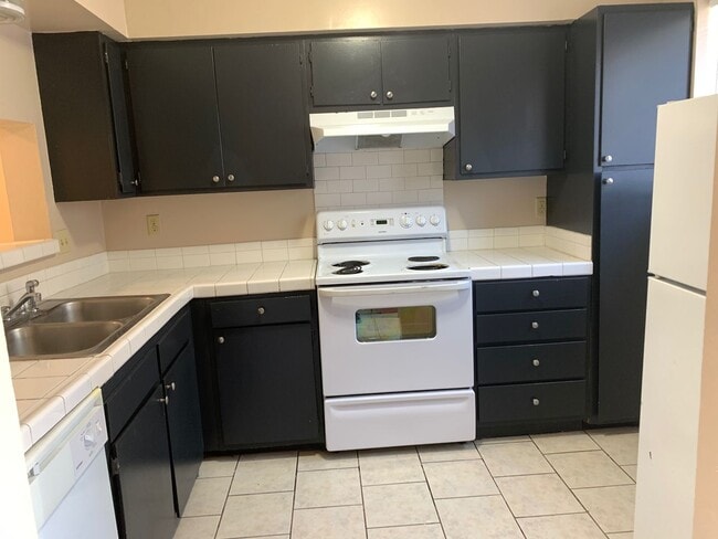 Building Photo - 2 bedroom 2 bath town home in a gated comm...