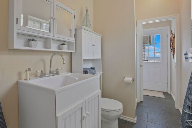 Building Photo - Spectacular Water Front Home With a Short Term  Lease to Start!