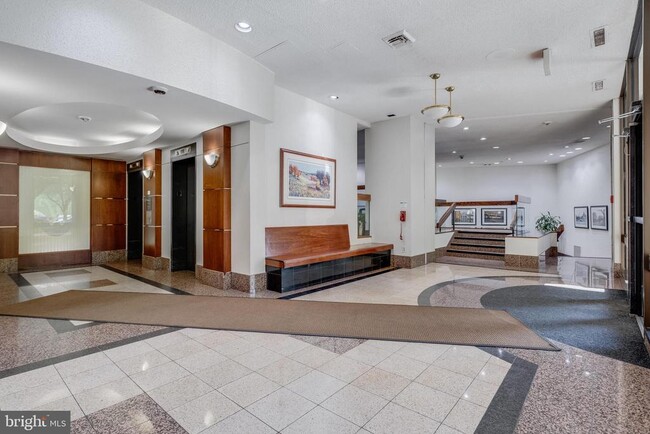 Building Photo - 307 Yoakum Pkwy