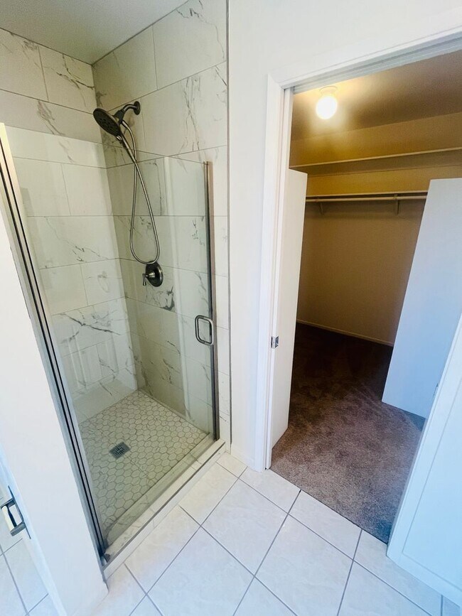 Building Photo - Extraordinary home with expansive yard on a flag lot in Mountain View.  Great Location and Schools.