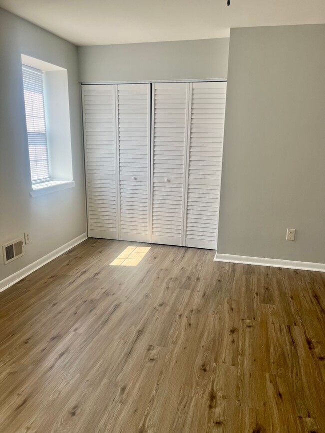 Building Photo - 3 Bedroom 2.5 Bath Unit Townhouse Frederic...