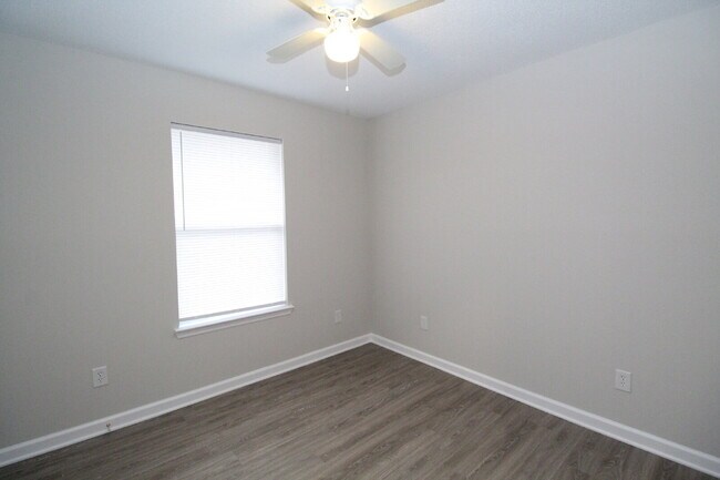 Building Photo - 3BR, 2BA Duplex in NW Pensacola – Convenie...