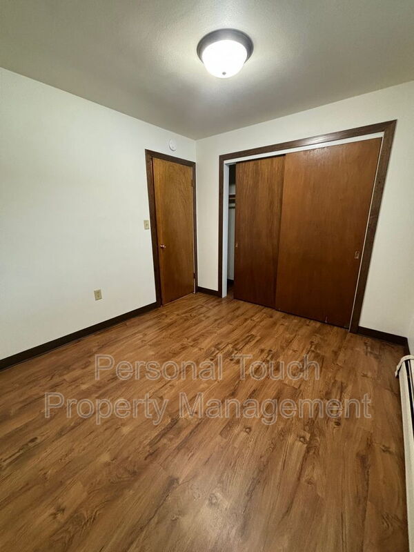 Building Photo - 132 6th Ave N