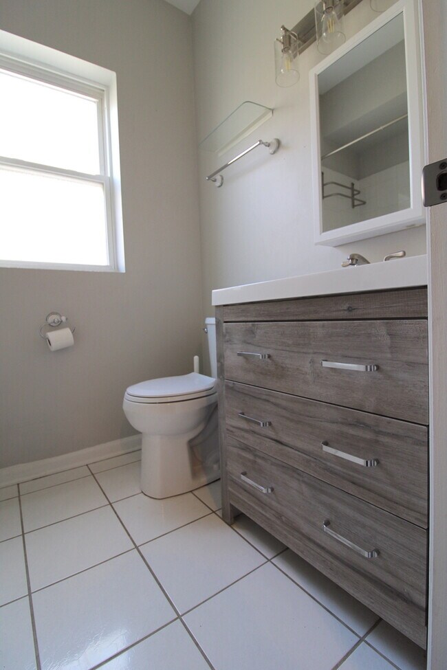 Building Photo - 1517 W Jonquil Terrace