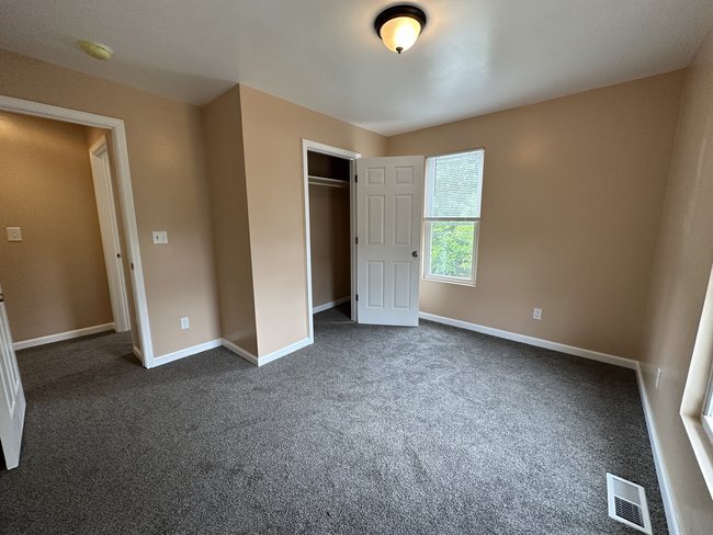 Building Photo - 697 Allyn St