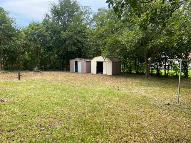 Building Photo - **ON HOLD**4 Bedroom / 1 Bathroom Home for...