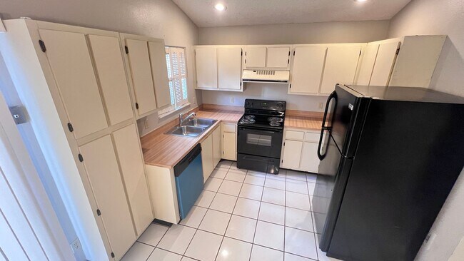 Building Photo - Beautiful 3/2 Home Located In Waterford La...