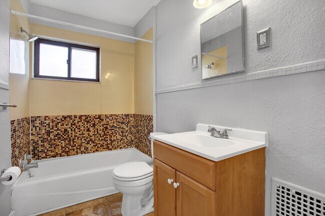 Building Photo - Updated 3 Bedroom 1 Bath with Off Street P...