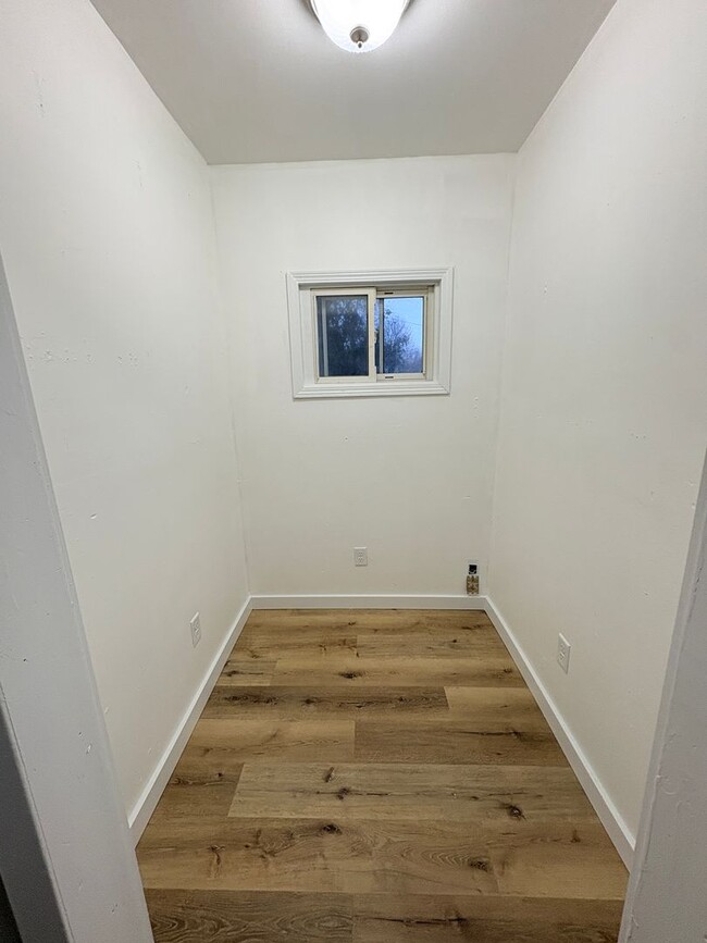 Building Photo - Remodeled 3 bed 2 bath