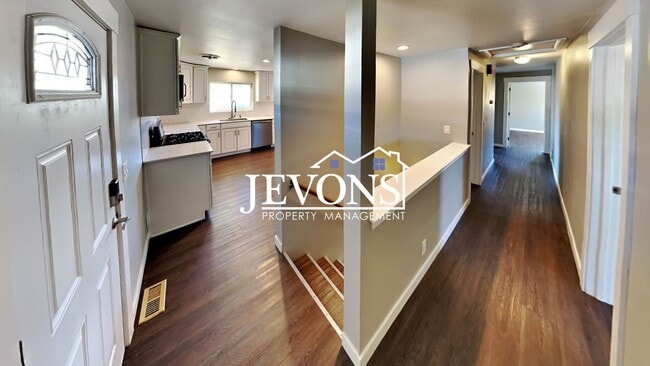 Building Photo - Near Randall Park - Charming home with two kitchens and washer/dryer included!