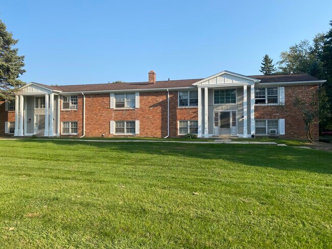 Building Photo - 1630 N Pontiac Trl