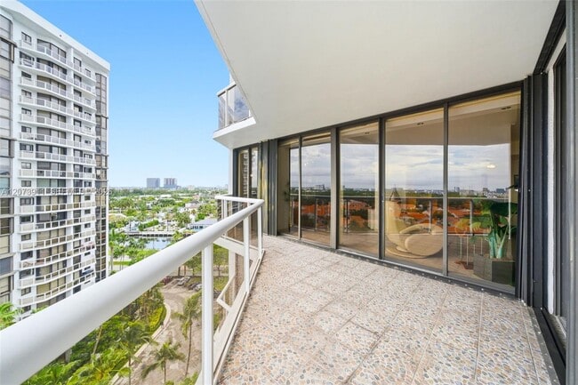Building Photo - 3610 Yacht Club Dr