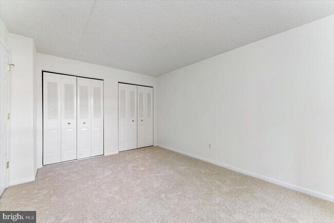 Building Photo - 3207 Valley Dr