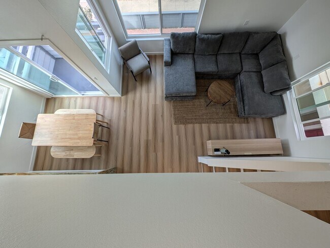 Building Photo - NEW Remodeled and furnished, 4 bed 3 bath available September 2026 to May 2027