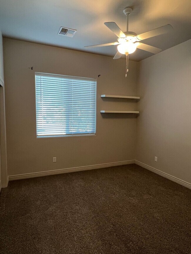 Building Photo - 4 BEDROOM HOME!