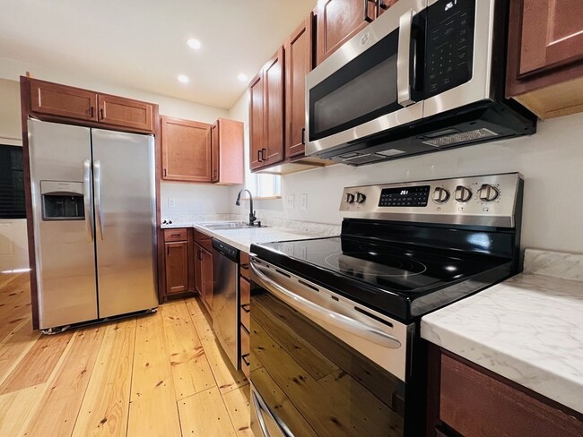 Building Photo - 88 Miller St