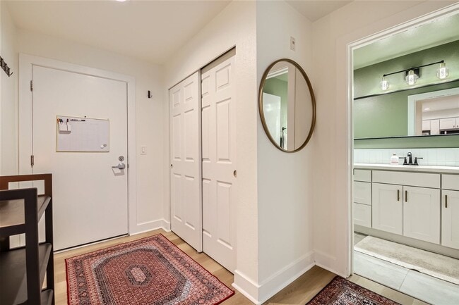 Building Photo - Available September 1st >> Stunning 1BR/1BA Condo for Rent! 1 Parking Garage Space + W/S/G Includ...