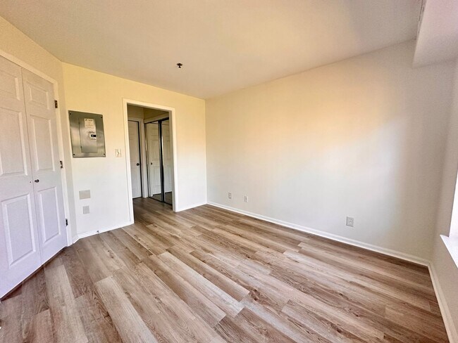 Building Photo - Newly Renovated 1B/1B Condo in Pointe of View located steps from Grand Boulevard!