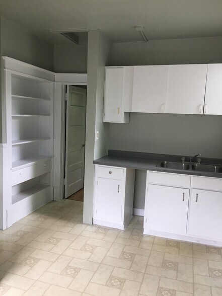 Building Photo - 526 E 7th St