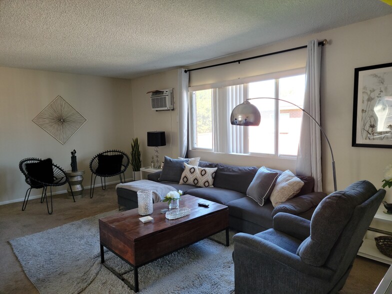 Large Living Room - 145 S 18th Ave