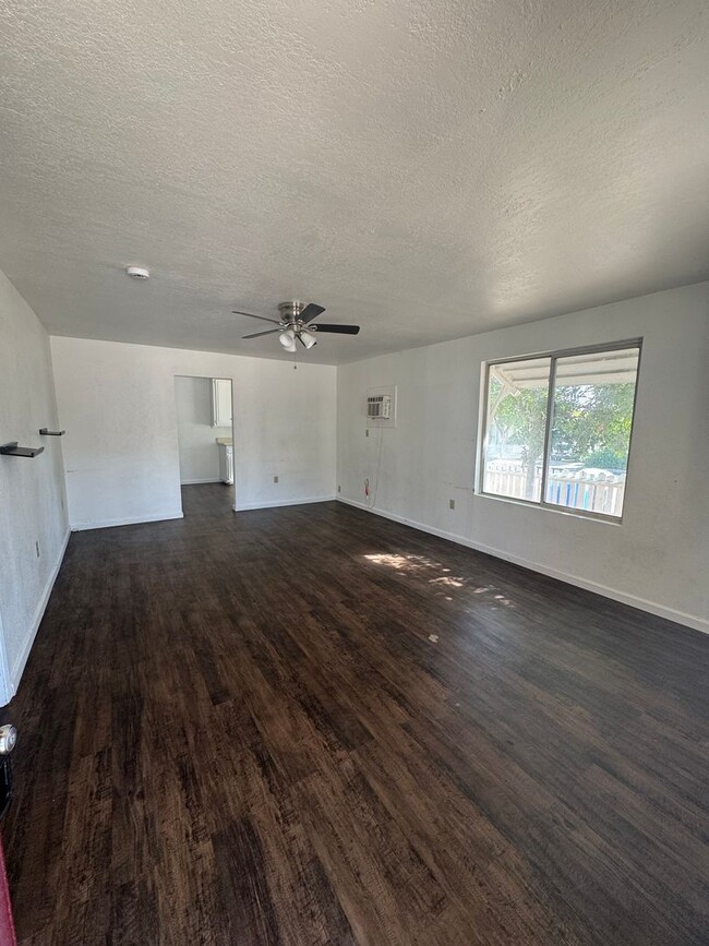 Building Photo - 2 bedroom in Taft!