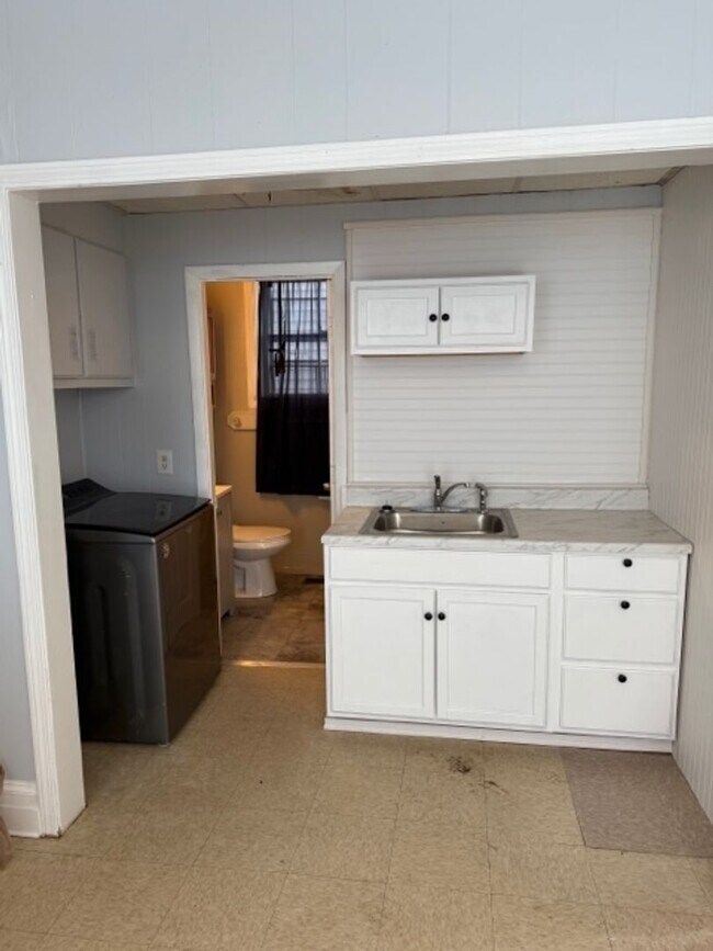 Building Photo - 201 Auburn St