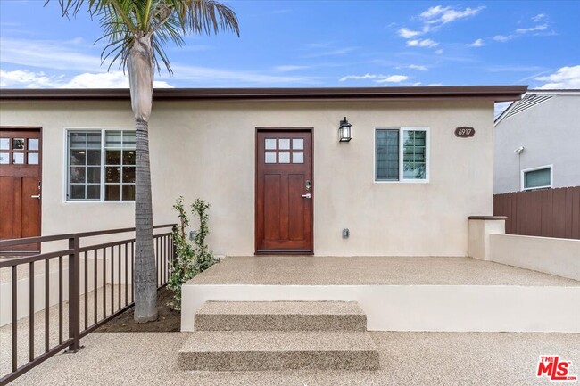 Building Photo - 6917 Encino Ave