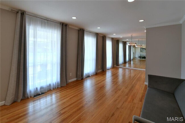 Building Photo - 965 Orchard Lakes Dr