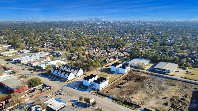 Building Photo - 3905 B Pinemont Dr