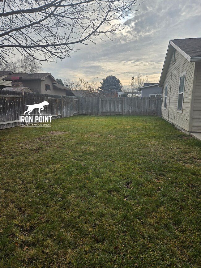 Building Photo - Candlestick Park Sub-3bed/2bath w/2 car ga...