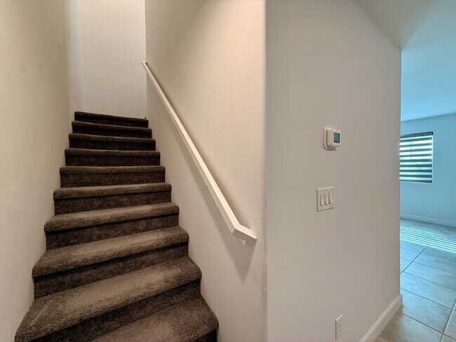Building Photo - 3 BED 2.5 BATH 2 CAR GARAGE TOWNHOUSE W/ LOFT IN HENDERSON CADENCE COMMUNITY FEAT. COMMUNITY POOL!