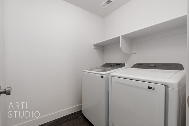 Building Photo - 3 Bedroom, 2.5 Bathroom Townhome in Auburn...