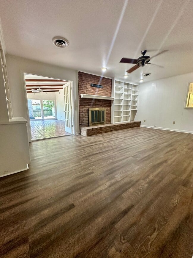 Building Photo - Very Spacious Home in North East Jackson!