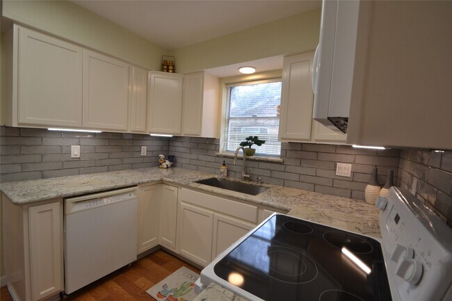 Building Photo - 12711 Westleigh Dr