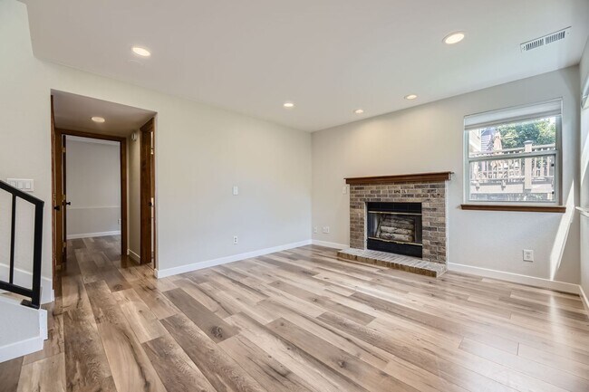 Building Photo - Beautifully Remodeled 3 Bed/2 Bathroom Hom...