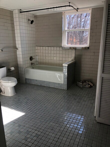 Building Photo - 742 Fairfield Rd