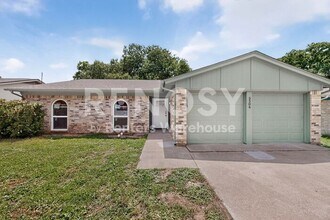 Building Photo - Completely Refreshed Arlington Home