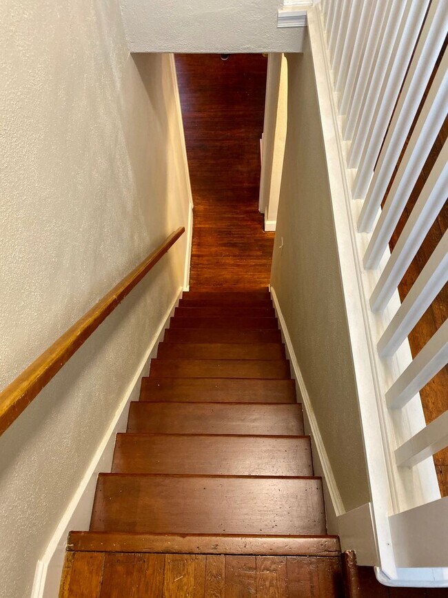 Building Photo - Charming 3 bed 1 bath House with Tons of Updates and Private Backyard!