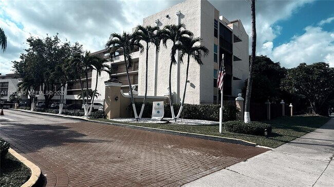 Building Photo - 8860 Fontainebleau Blvd