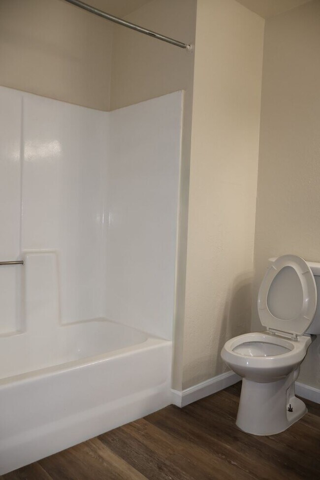 Building Photo - 1St Month's Rent FREE!!! 2 Bedroom 1 Bathr...