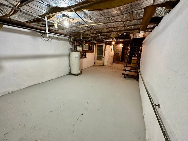 Building Photo - Renovated 4 bedroom, 1.5 bathroom house in South Allentown!