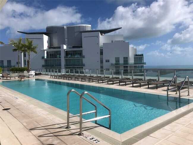 Building Photo - 1300 Brickell Bay Dr