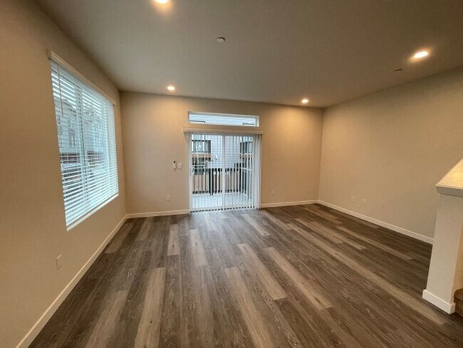 Building Photo - 4Bd/3.5Ba Snohomish Townhouse