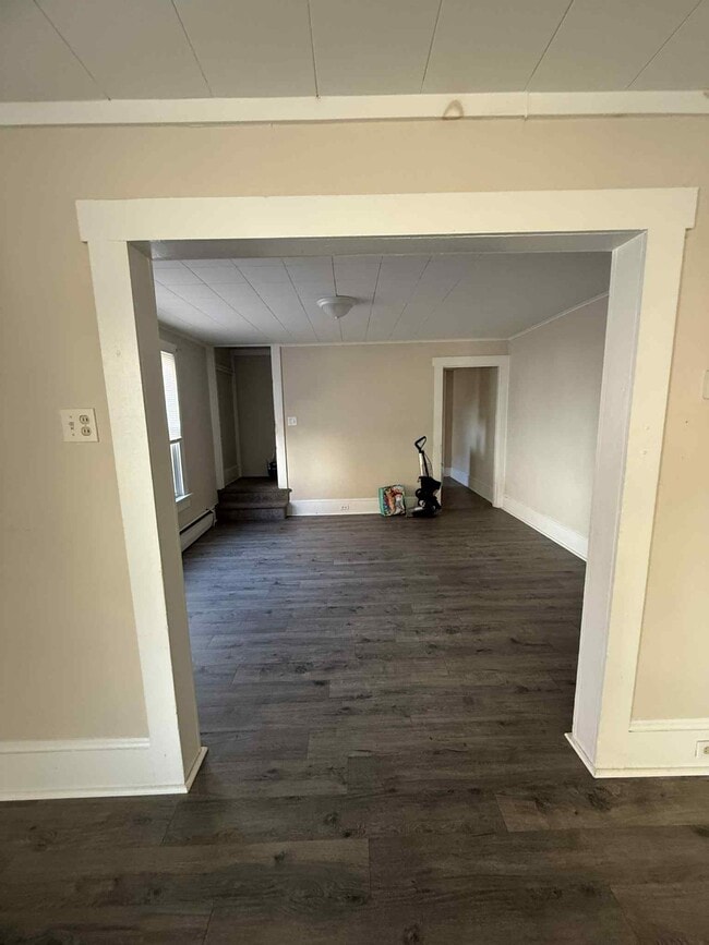 Building Photo - 522 E 4th St