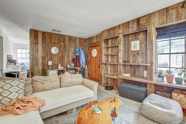 Building Photo - 3317 S Oak Dr