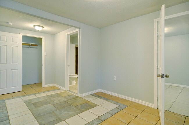 Building Photo - 2219 Refugio Ave