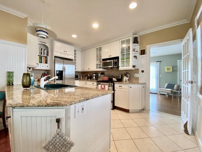 Building Photo - 306 5th Ave